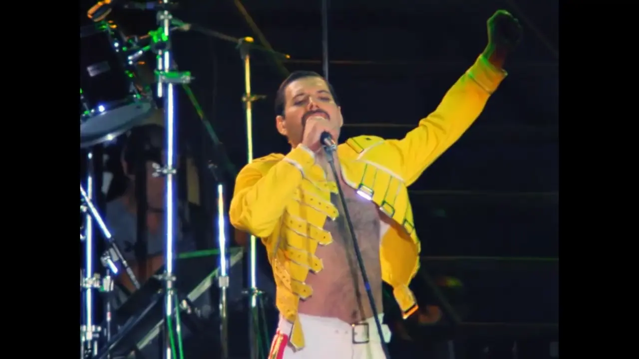 Freddie Mercury sárga zakóban a Queen koncertfilmjében